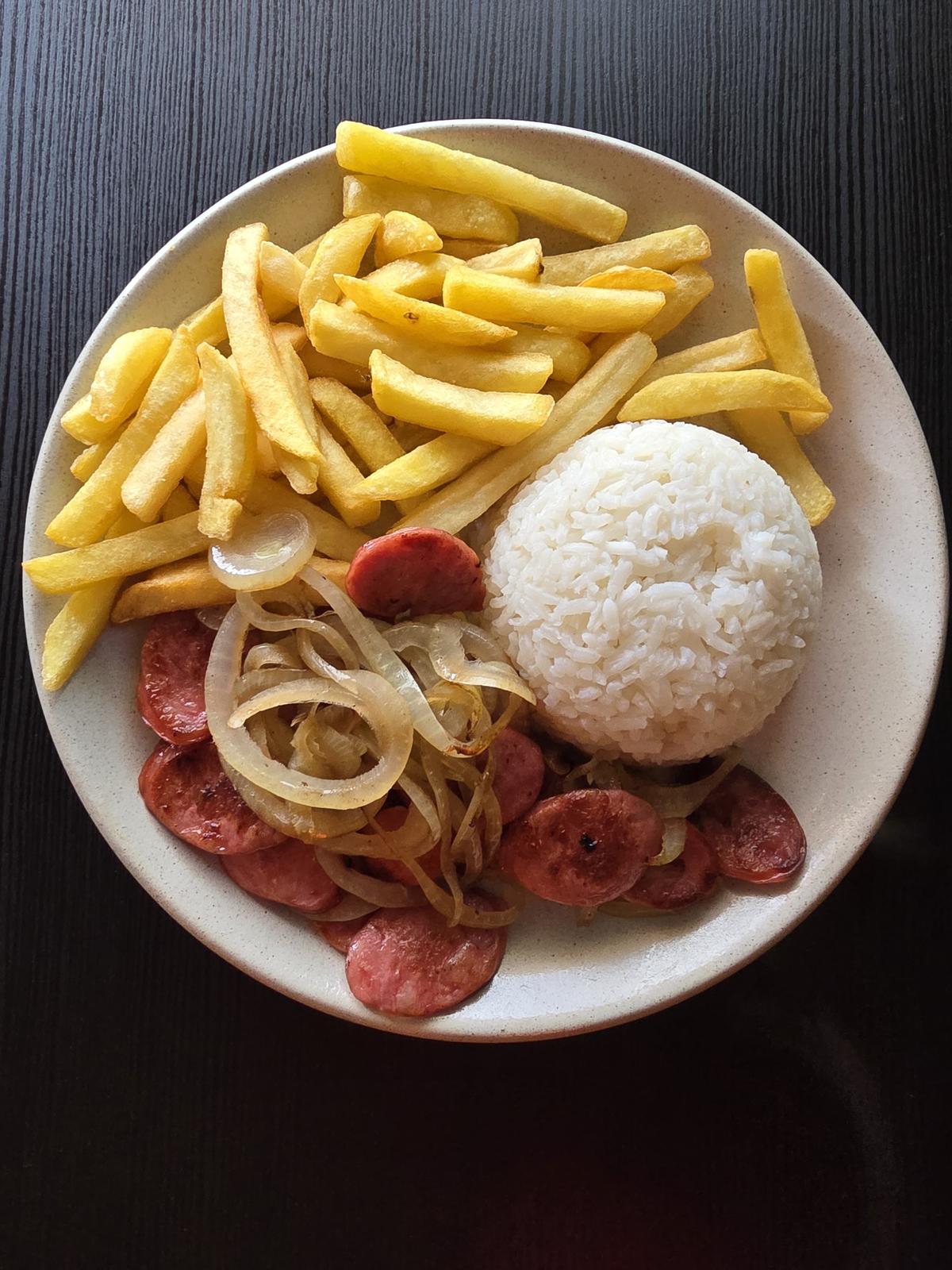 Salsicha de churrasco acebolada